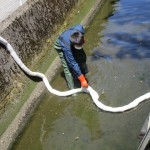 新湊　油漏れ社外流出訓練の様子